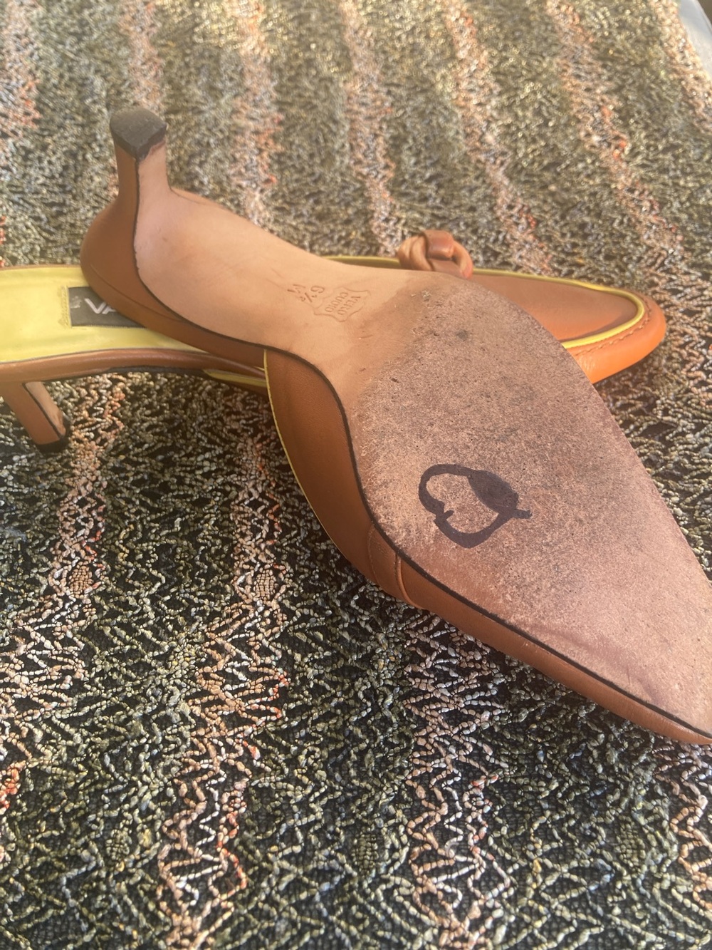 Vaneli Brown Leather Knot Pointed Mule - Picture 4 of 5